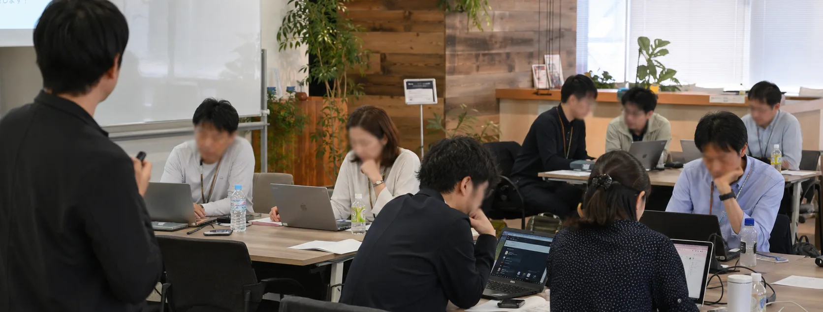 地域密着型の営業会社C社の研修風景