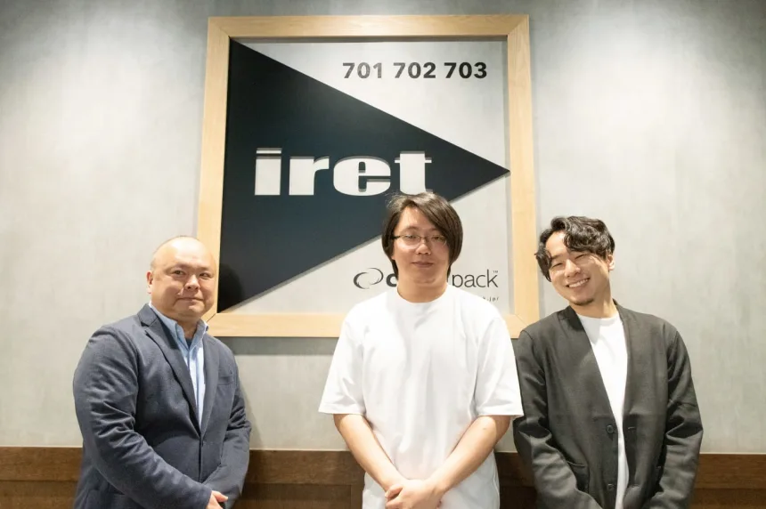 アイレット株式会社様のオフィスで受講生と写る記念写真